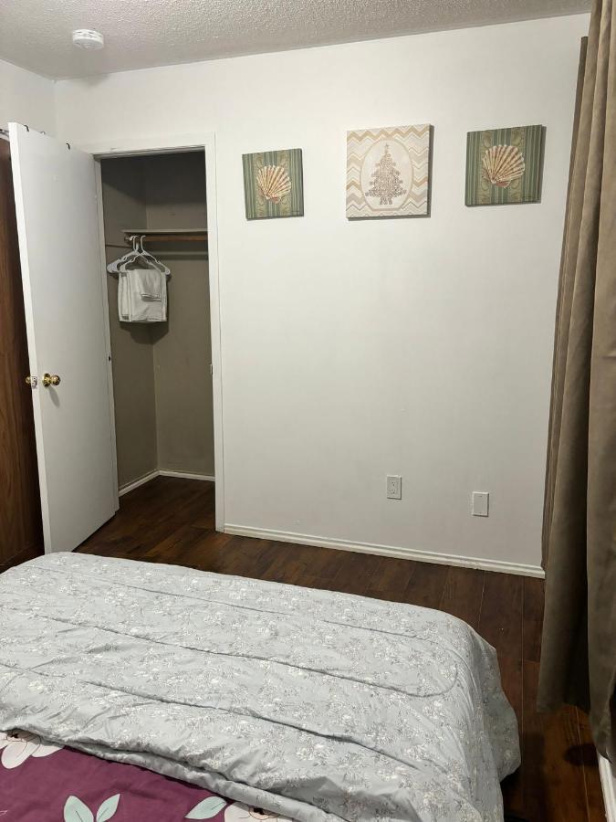 Near Toronto Pearson Airport - Queen Room And Free Parking Brampton Exterior photo